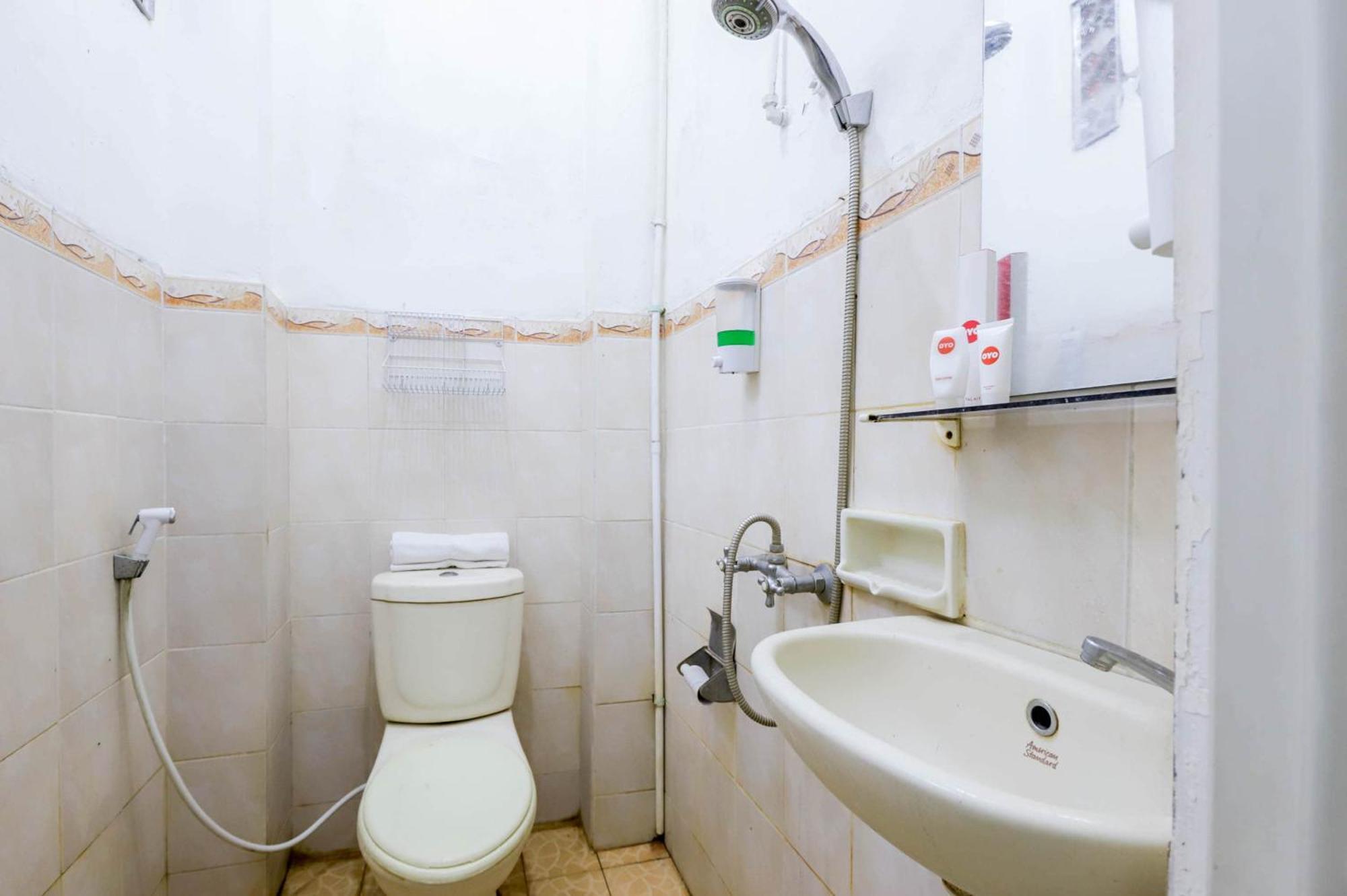 Oyo 1111 Pasar Baru Inn Jakarta Buitenkant foto